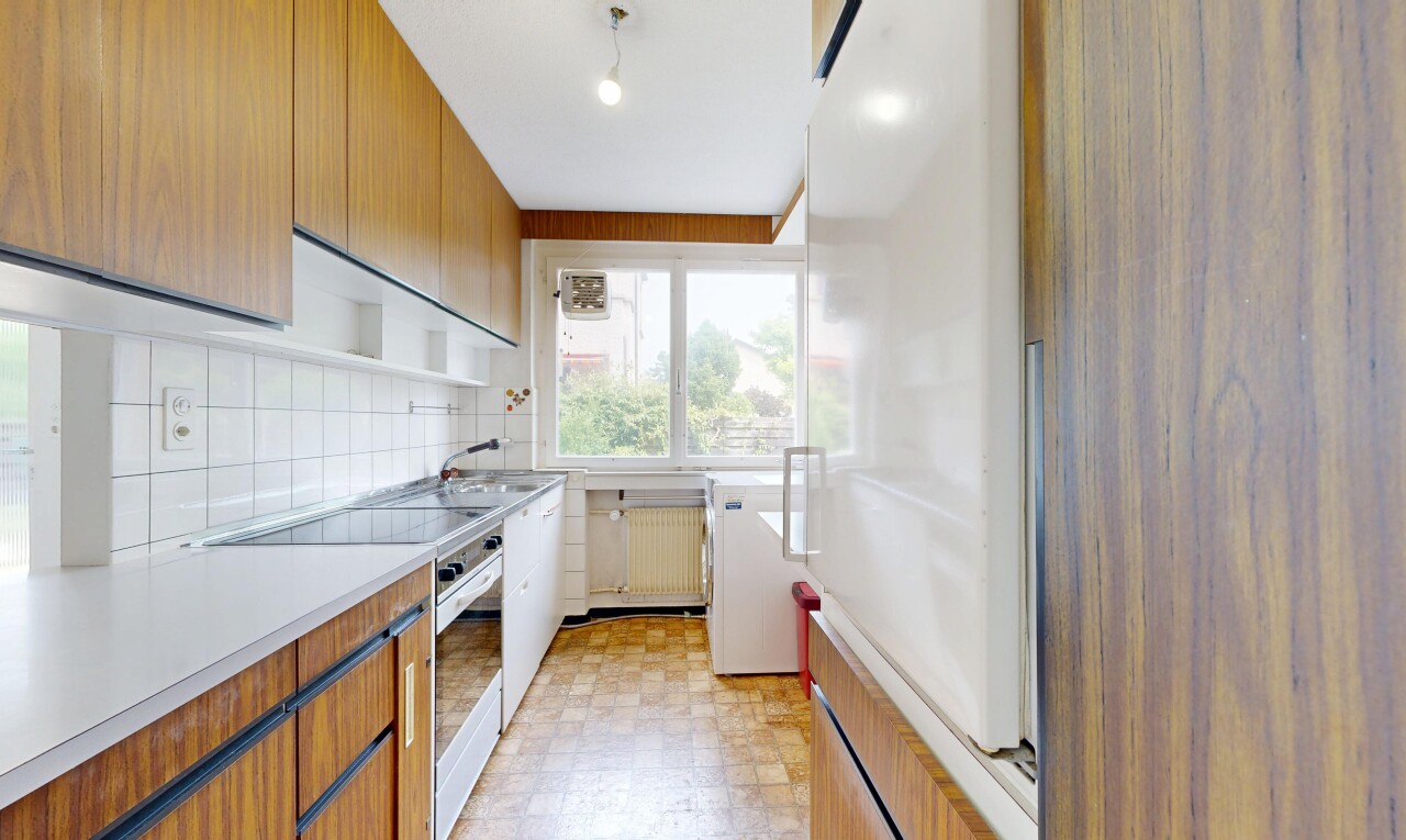 küche mit mittelbraune schränke, medium brown cabinets, arbeitsplatten, light countertops, und light floor