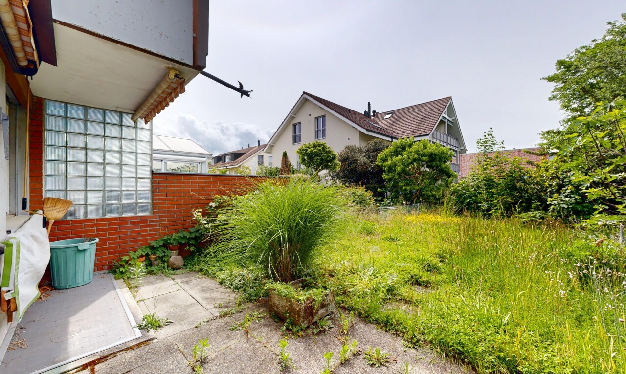 garten mit zaun und from property