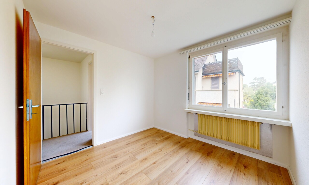 leerer raum mit holzfußboden, wood finish floor, kühler, inside property, und gipskartonwand