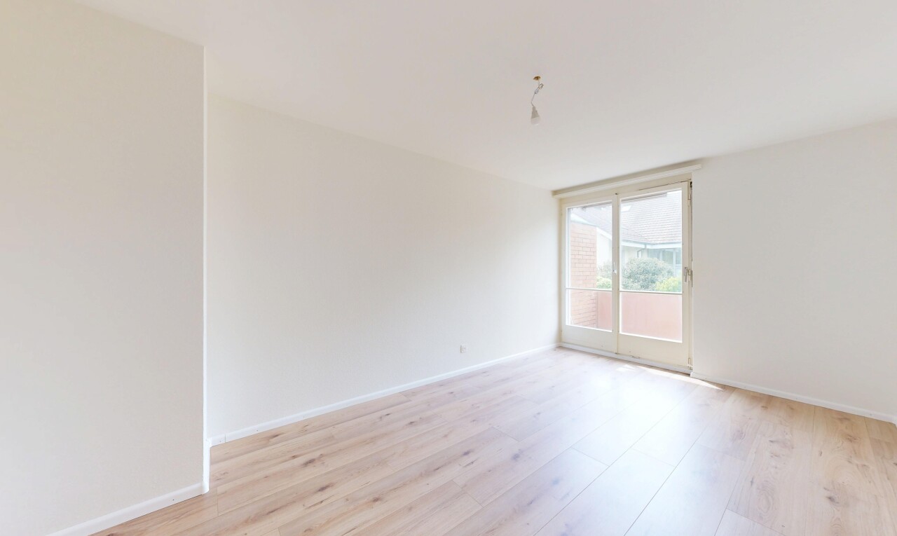 leerer raum mit gipskartonwand, drywall, natürliches licht, natural light, und holzfußboden