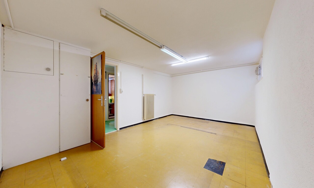 leerer raum mit inside property, light floor, gipskartonwand, drywall, und vinylboden