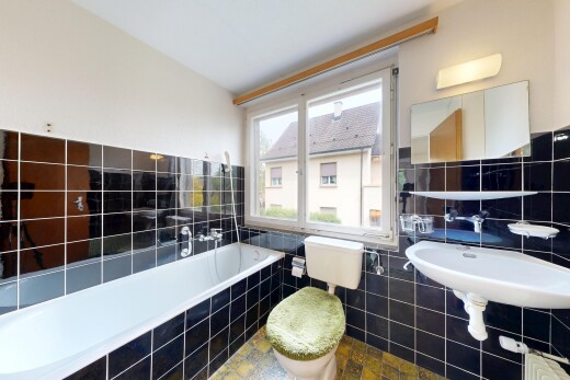 bad mit bad, spiegel, waschbecken, tile wall, und fliesenwand