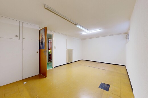 leerer raum mit inside property, light floor, gipskartonwand, drywall, und vinylboden