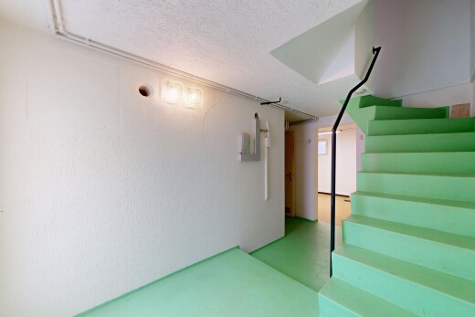 treppe mit treppen, concrete floor, betonboden, finished concrete floor, und textured ceiling