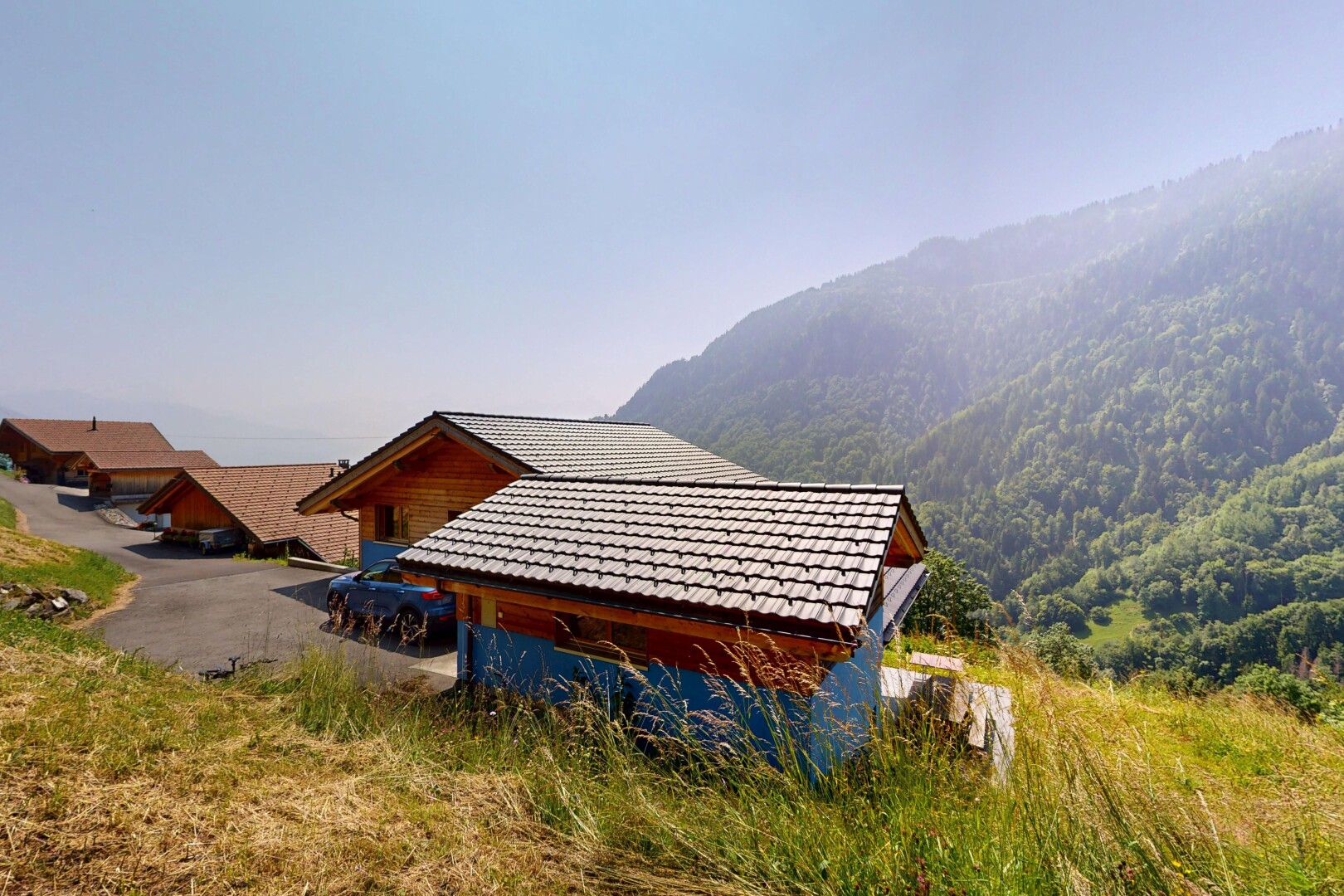 façade avec mountain view, vue sur la montagne, day time, property visible, et toit en tuiles