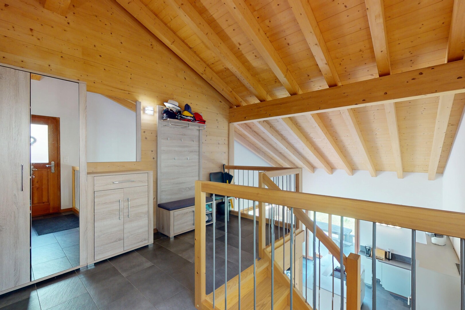 escaliers avec plafond voûté, vaulted ceiling, plafond à poutres, beamed ceiling, et inside property