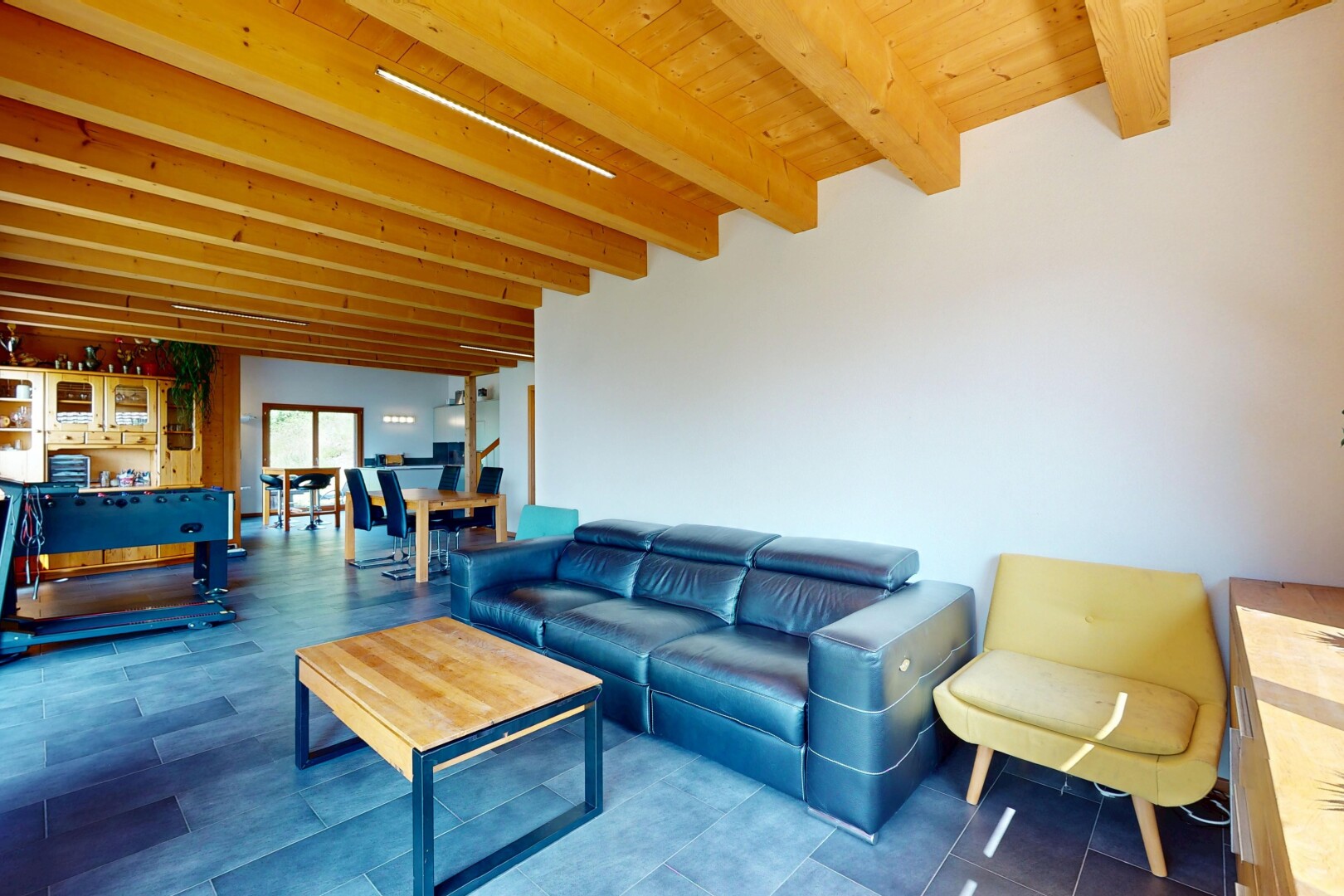 salon avec inside property, plafond à poutres, beamed ceiling, cloison sèche, et drywall