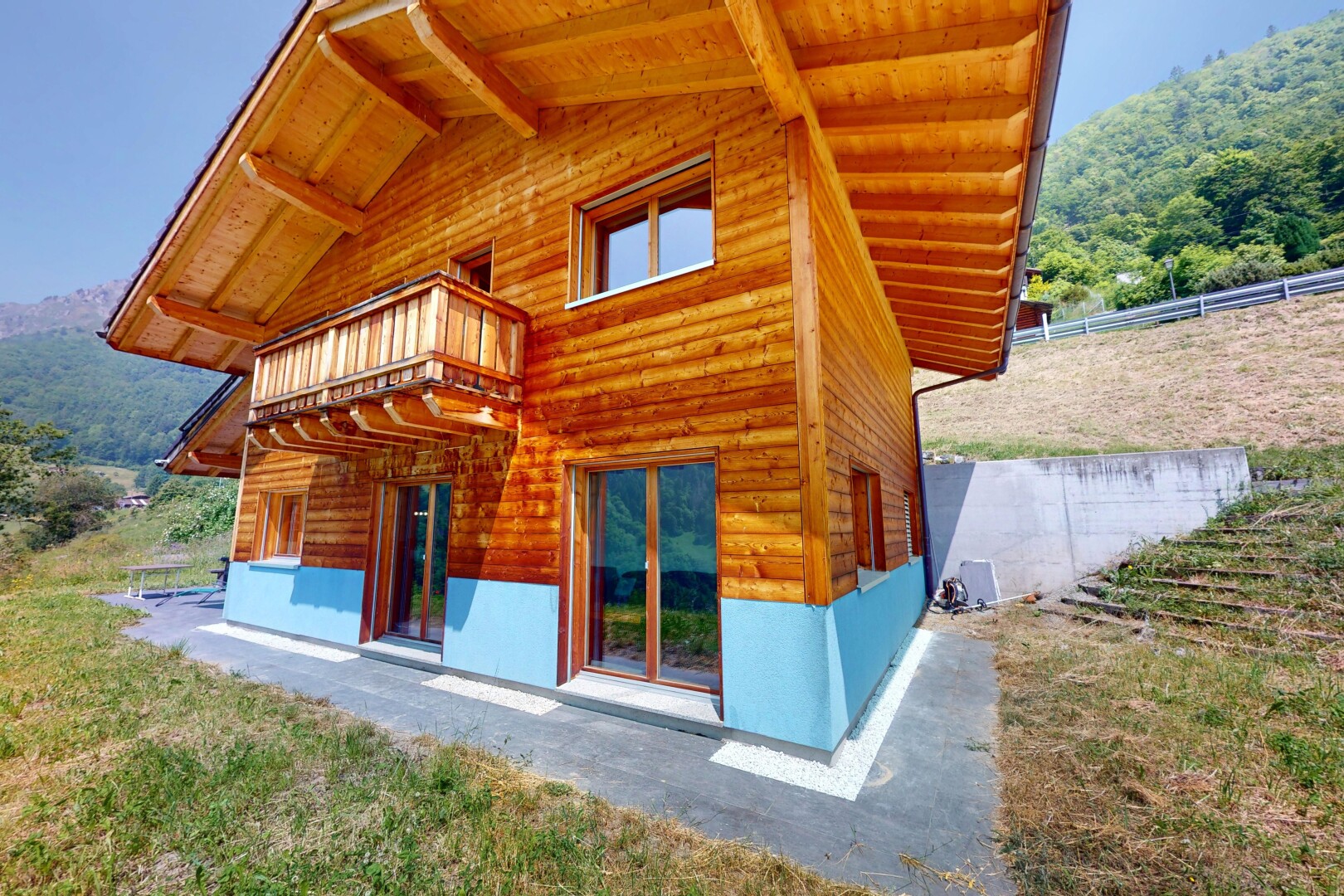 façade avec property visible, balcon, bardage horizontal, fondation en béton, et day time