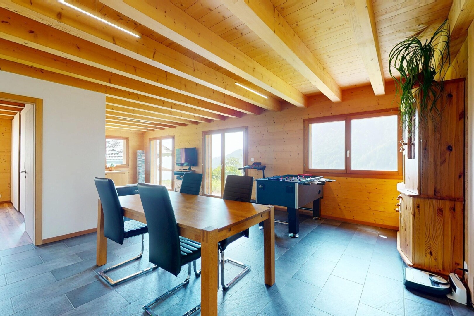salle à manger avec natural light, lumière naturelle, inside property, beamed ceiling, et plafond à poutres