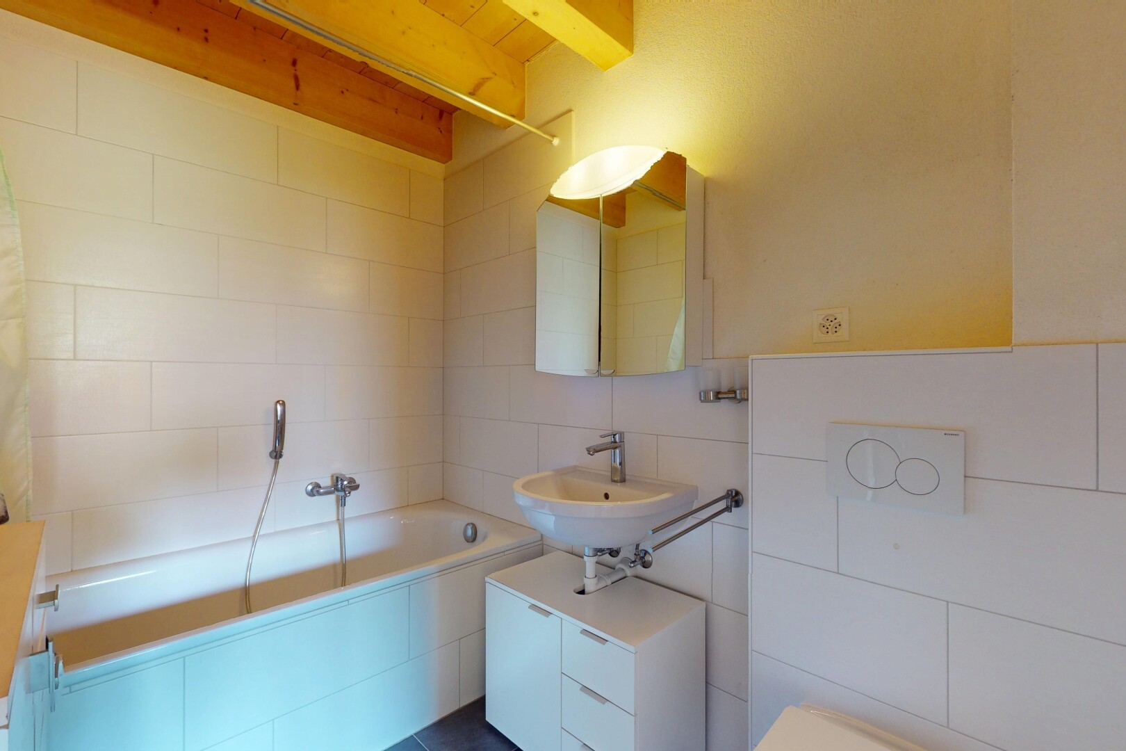 salle de bains avec mur en carrelage, tile wall, salle de bain complète, évier, et bain