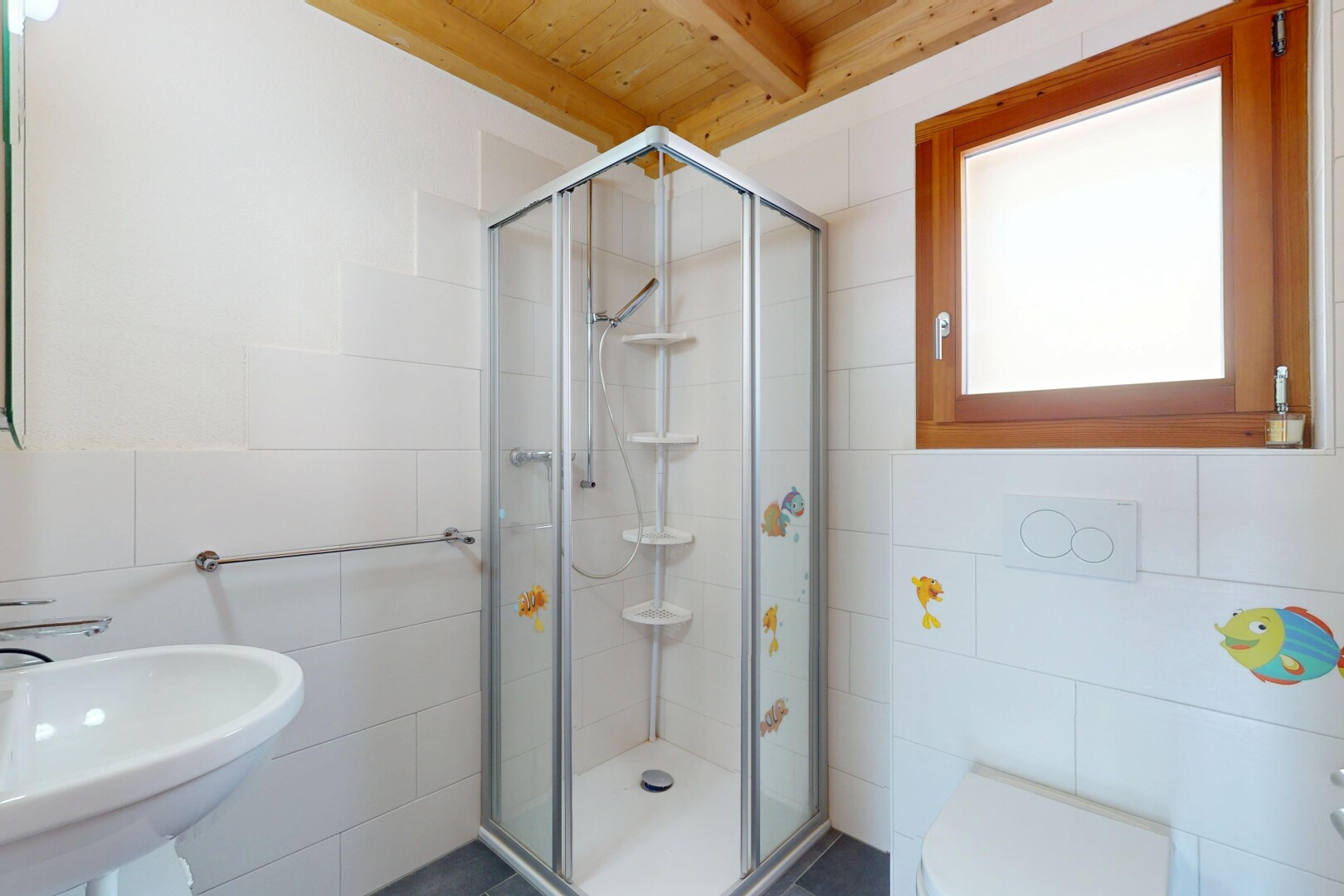 salle de bains avec mur en carrelage, tile wall, plafond en bois, wood ceiling, et inside property