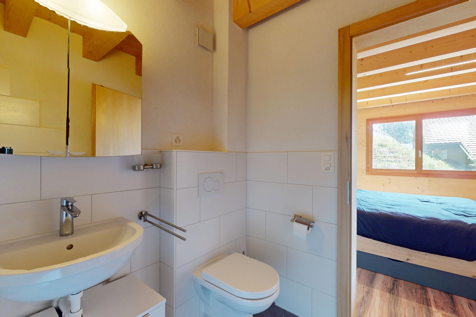 salle de bains avec tile wall, mur en carrelage, natural light, lumière naturelle, et inside property