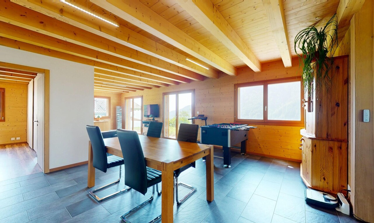 salle à manger avec natural light, lumière naturelle, inside property, beamed ceiling, et plafond à poutres