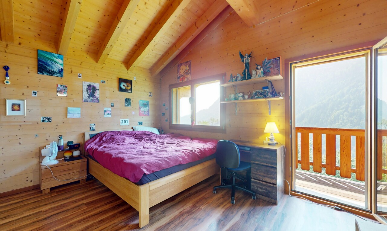 chambre avec lumière naturelle, natural light, inside property, sol en finition bois, et wood finish floor