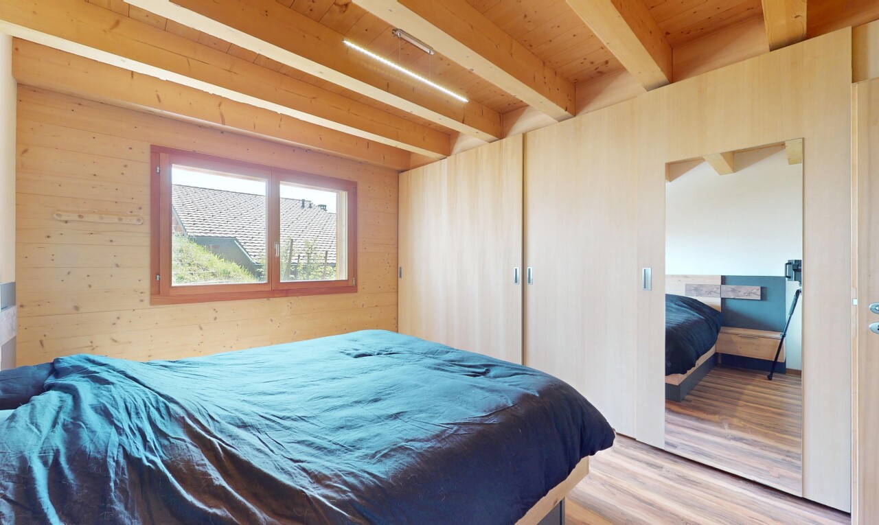 chambre avec inside property, sol en finition bois, wood finish floor, lumière naturelle, et natural light
