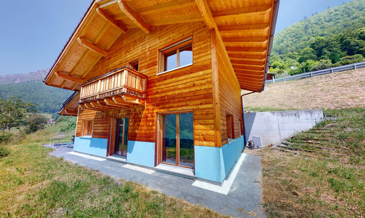 façade avec property visible, balcon, bardage horizontal, fondation en béton, et day time