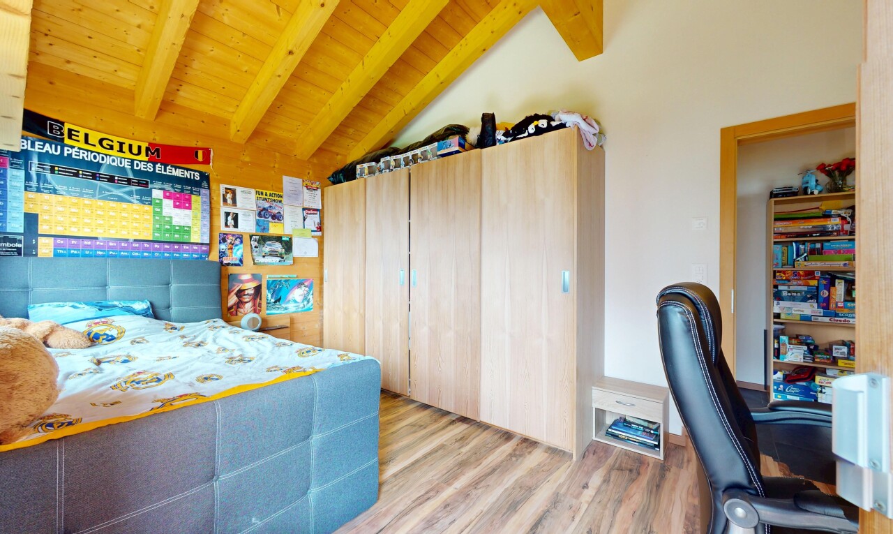 chambre avec plafond voûté, vaulted ceiling, plafond à poutres, beamed ceiling, et sol en finition bois