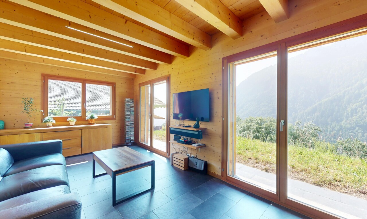 salon avec télévision, inside property, plafond à poutres, beamed ceiling, et lumière naturelle