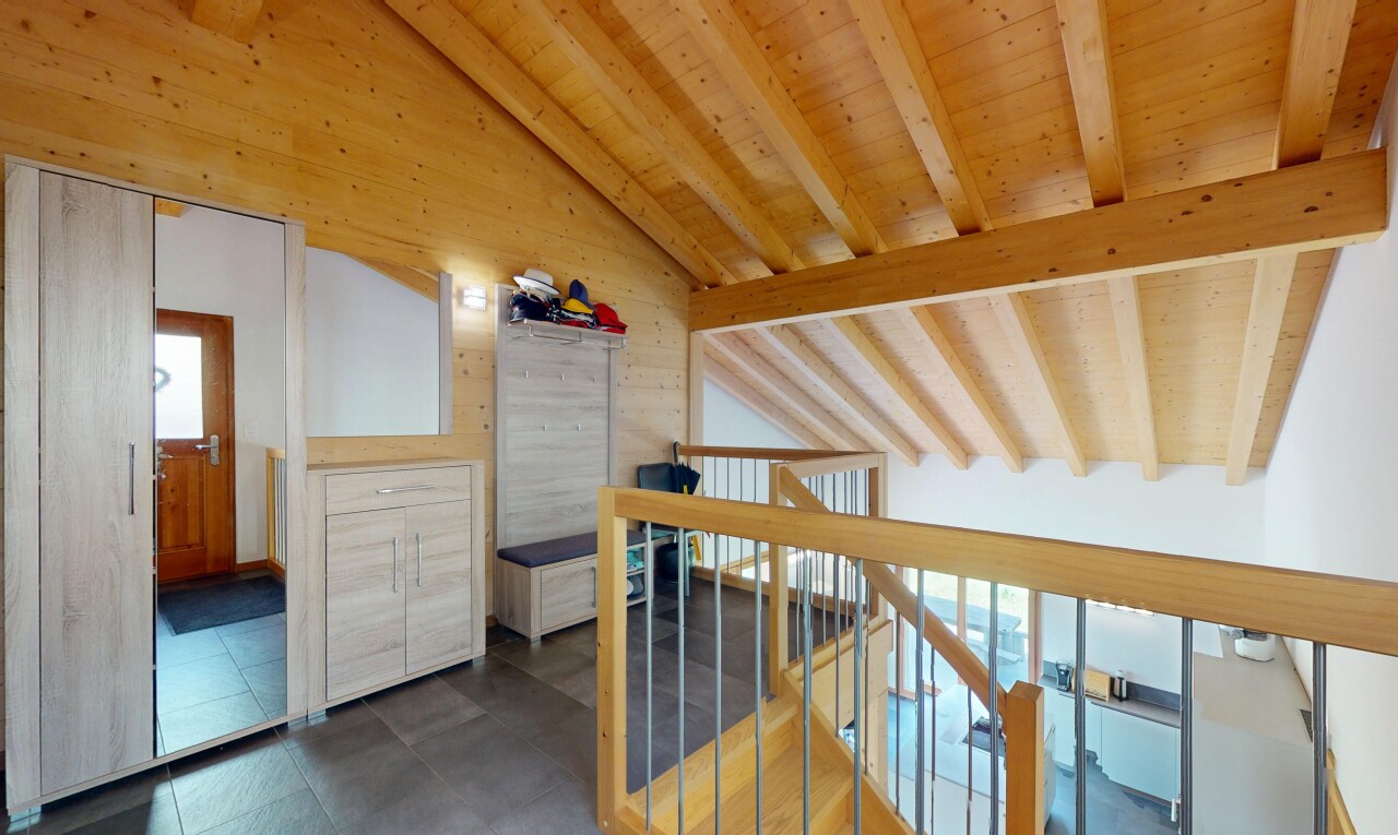 escaliers avec plafond voûté, vaulted ceiling, plafond à poutres, beamed ceiling, et inside property