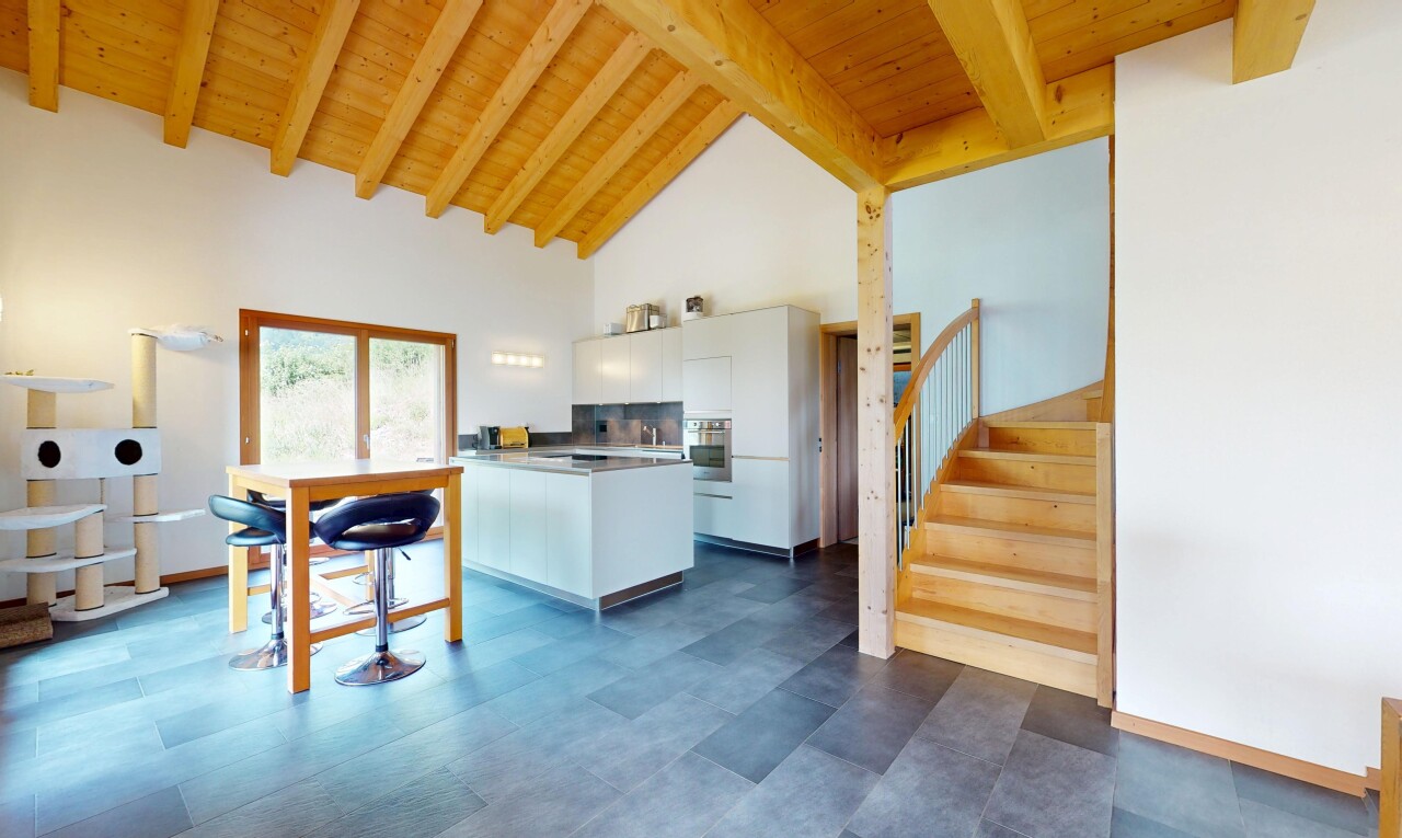 cuisine avec plafond en bois, wood ceiling, four, lumière naturelle, et natural light