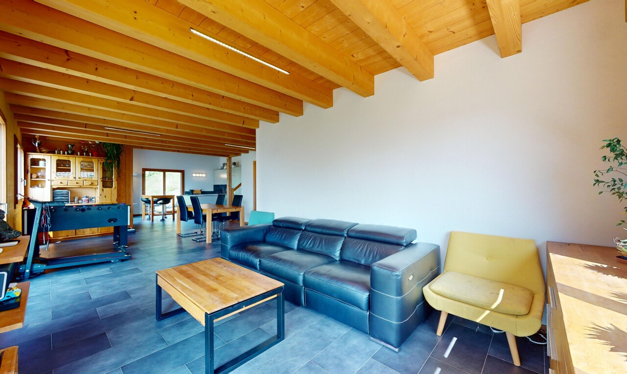 salon avec inside property, plafond à poutres, beamed ceiling, cloison sèche, et drywall