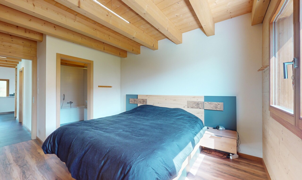 chambre avec inside property, beamed ceiling, plafond à poutres, wood ceiling, et plafond en bois