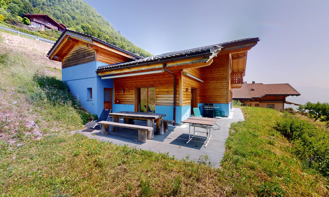 façade avec property visible, bardage horizontal, et terrasse