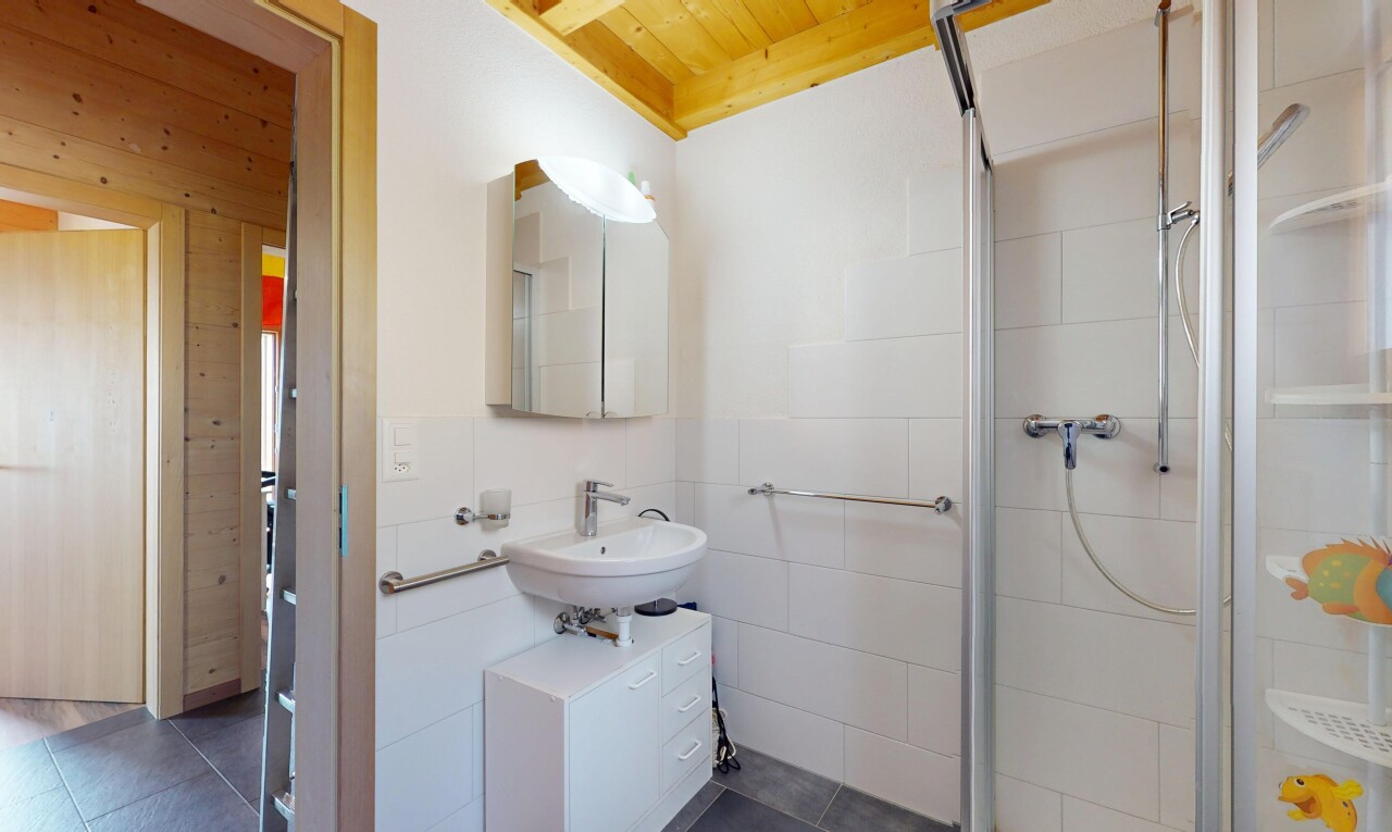 salle de bains avec plafond en bois, wood ceiling, évier, miroir, et inside property