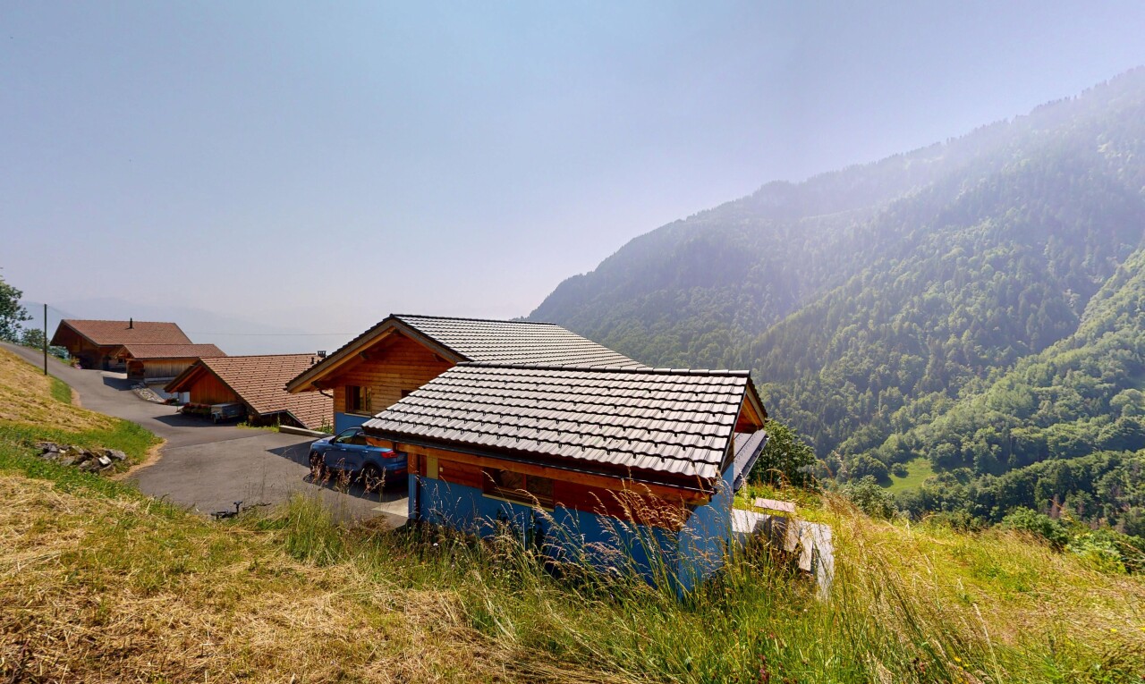 façade avec mountain view, vue sur la montagne, day time, property visible, et toit en tuiles