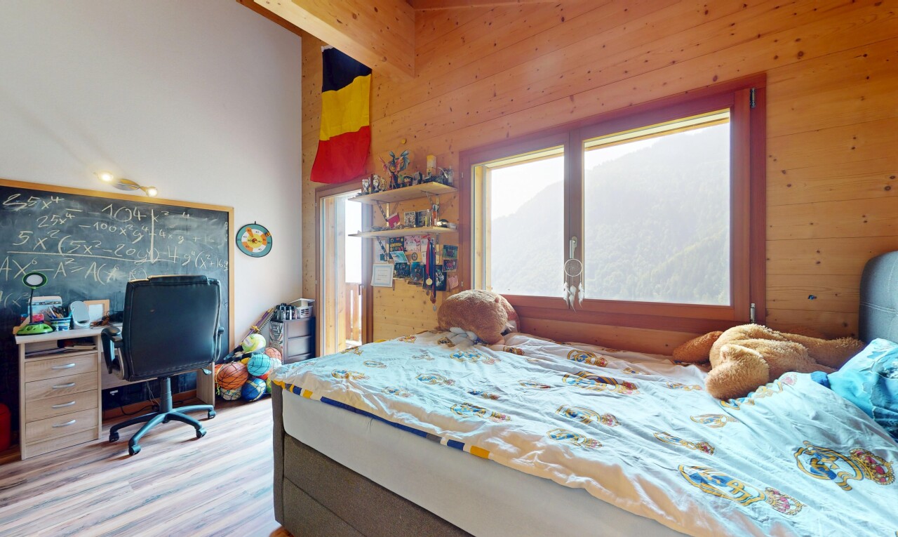 chambre avec inside property, lumière naturelle, natural light, mur en bois, et wood wall