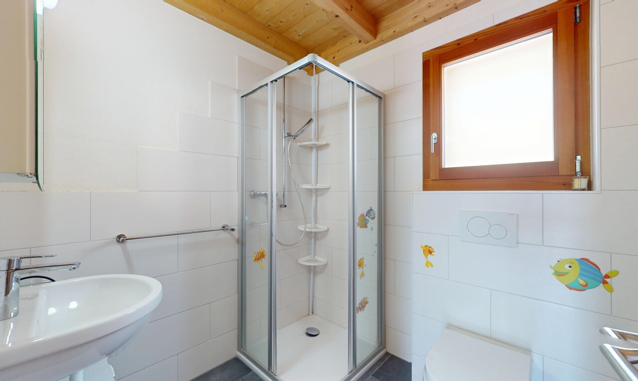 salle de bains avec mur en carrelage, tile wall, plafond en bois, wood ceiling, et inside property