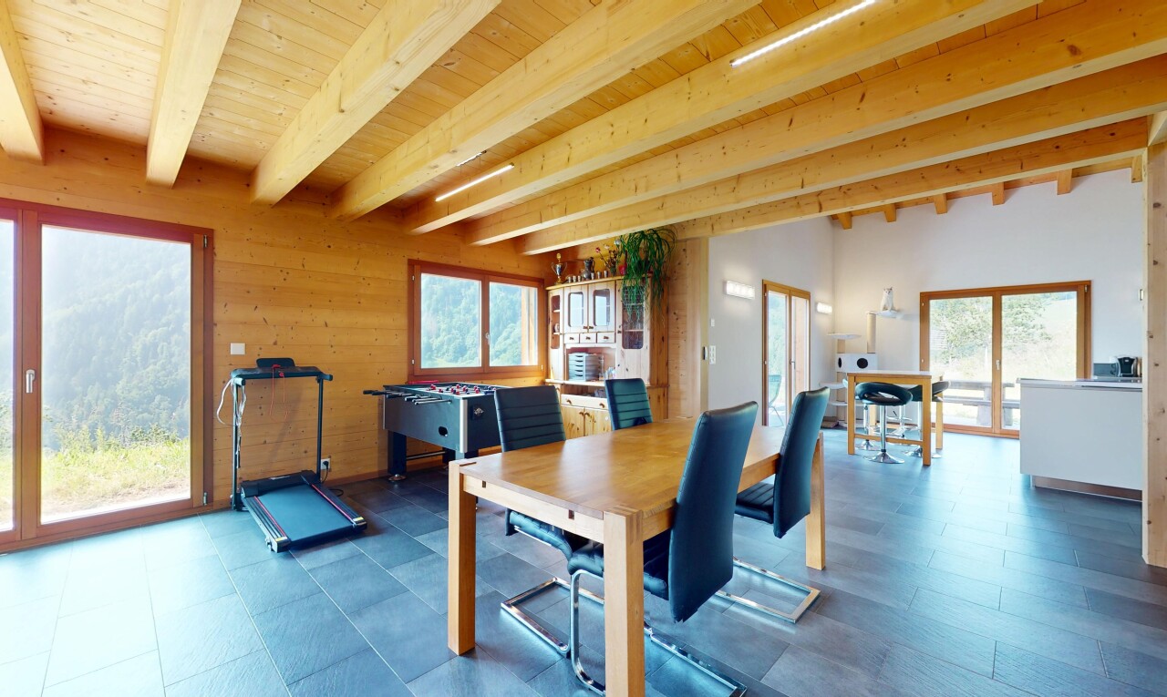 salle à manger avec inside property, plafond à poutres, beamed ceiling, lumière naturelle, et natural light