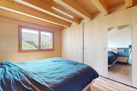 chambre avec inside property, sol en finition bois, wood finish floor, lumière naturelle, et natural light