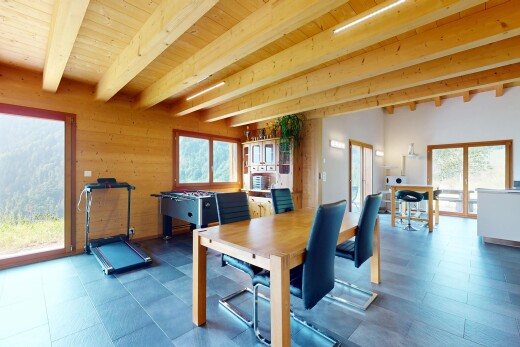 salle à manger avec inside property, plafond à poutres, beamed ceiling, lumière naturelle, et natural light