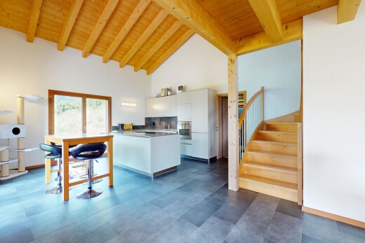 cuisine avec plafond en bois, wood ceiling, four, lumière naturelle, et natural light