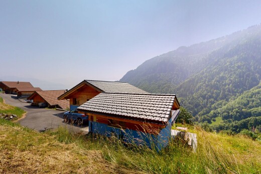 façade avec mountain view, vue sur la montagne, day time, property visible, et toit en tuiles