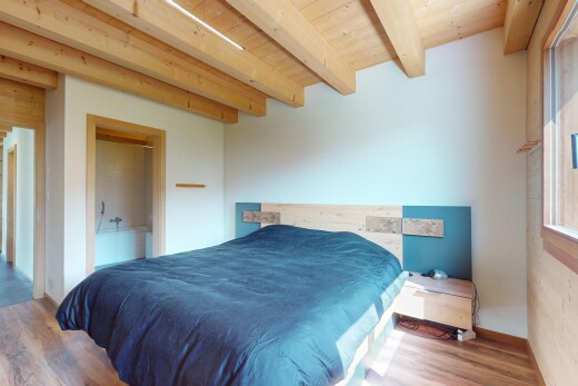 chambre avec inside property, beamed ceiling, plafond à poutres, wood ceiling, et plafond en bois