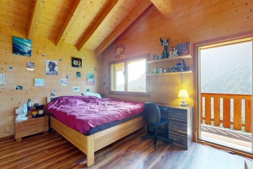 chambre avec lumière naturelle, natural light, inside property, sol en finition bois, et wood finish floor