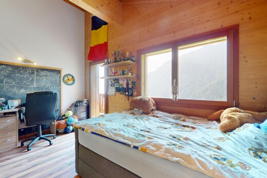 chambre avec inside property, lumière naturelle, natural light, mur en bois, et wood wall