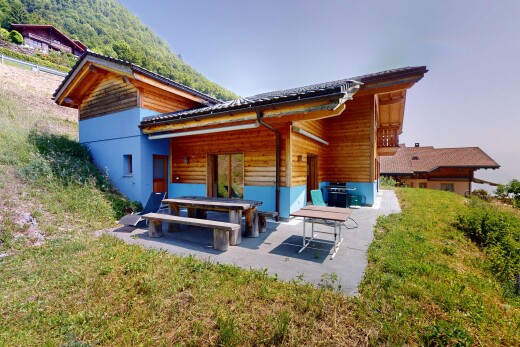 façade avec property visible, bardage horizontal, et terrasse