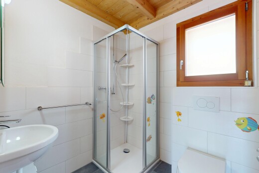 salle de bains avec mur en carrelage, tile wall, plafond en bois, wood ceiling, et inside property