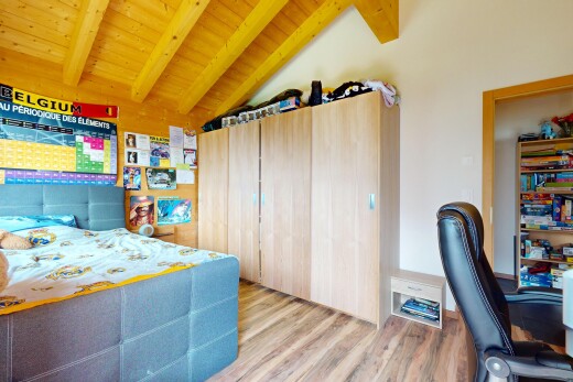 chambre avec plafond voûté, vaulted ceiling, plafond à poutres, beamed ceiling, et sol en finition bois