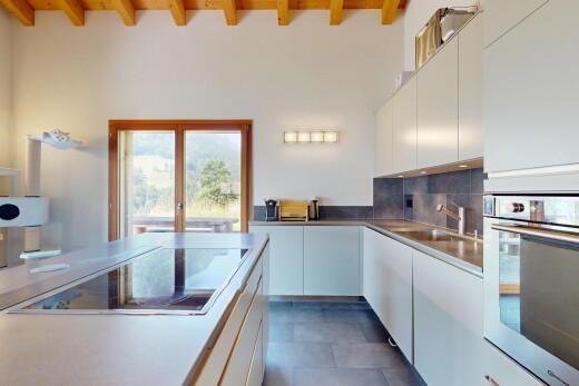 küche mit ofen, waschbecken, inside property, balkendecke, und beamed ceiling