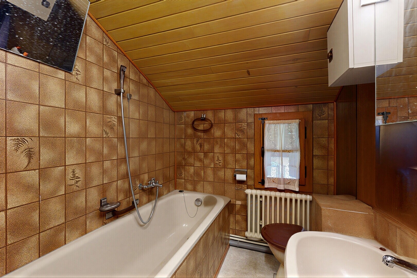 salle de bains avec tile wall, mur en carrelage, salle de bain complète, radiateur, et vaulted ceiling
