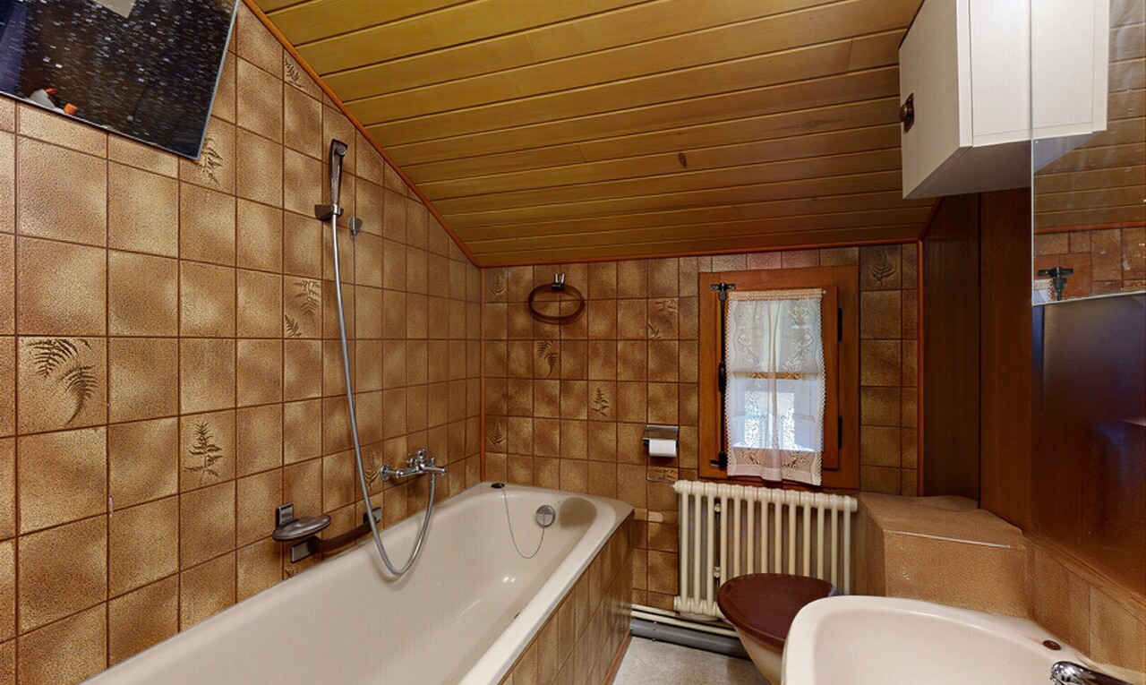 salle de bains avec tile wall, mur en carrelage, salle de bain complète, radiateur, et vaulted ceiling