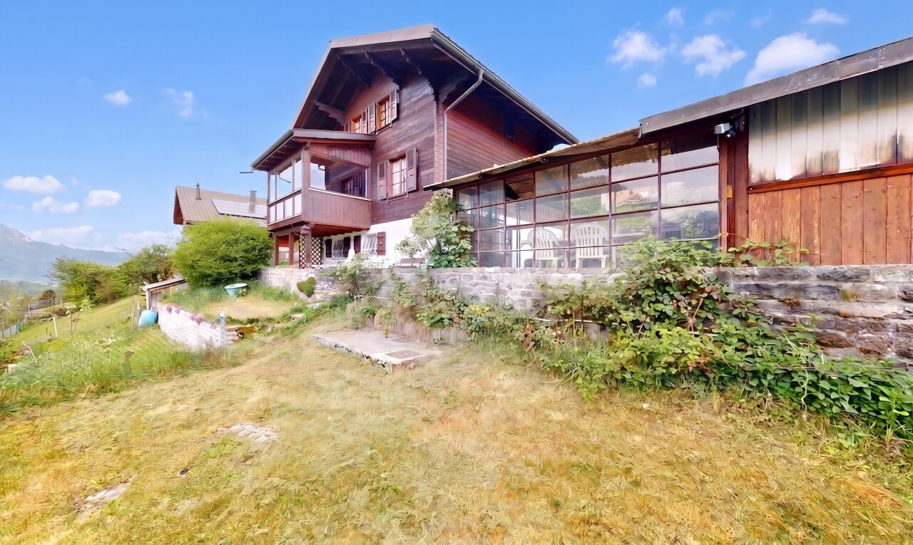 façade avec balcon, day time, property visible, bardage en bois, et bardage vertical