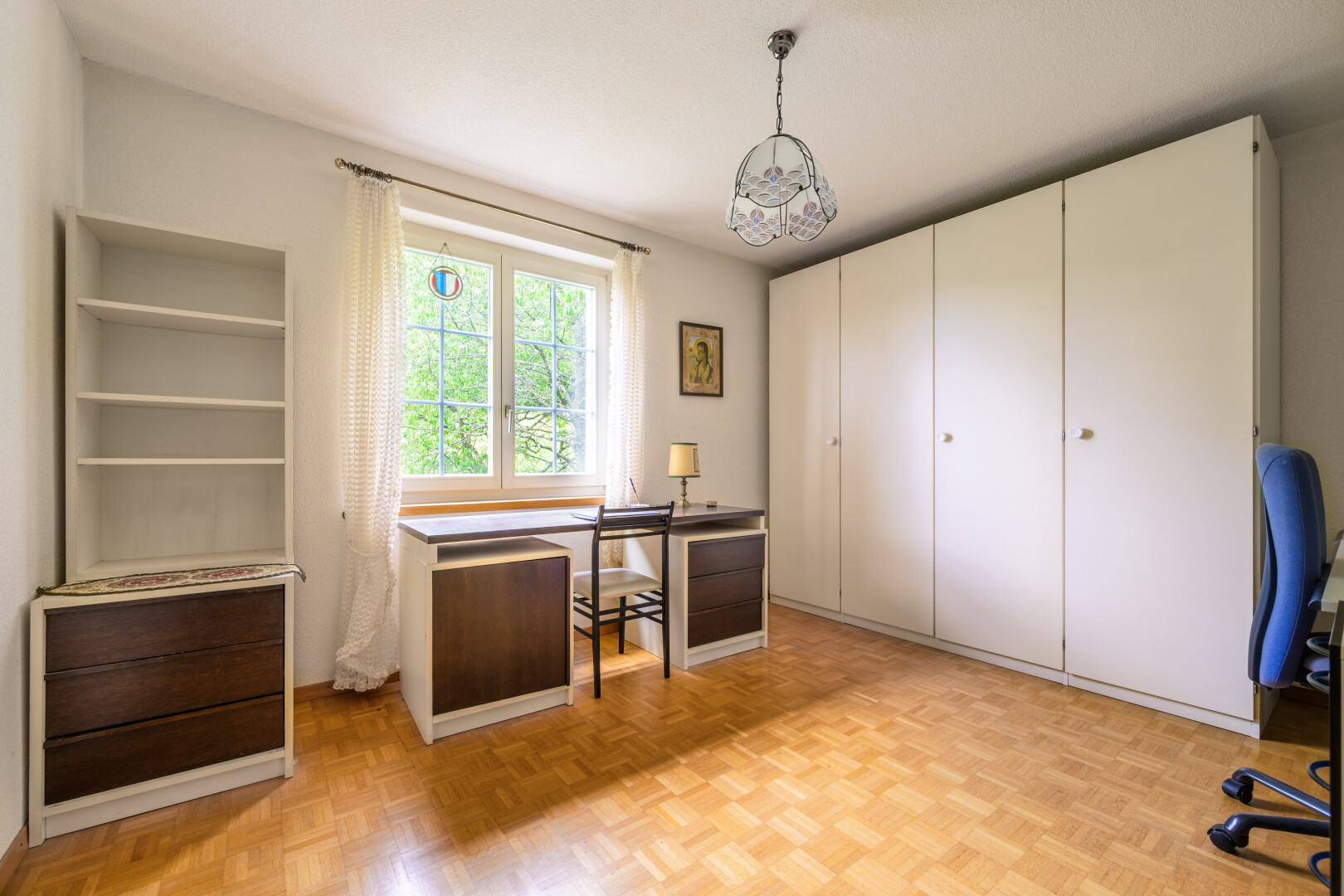 zimmer / schlafzimmer mit parquet floor, inside property, natürliches licht, natural light, und bürobereich