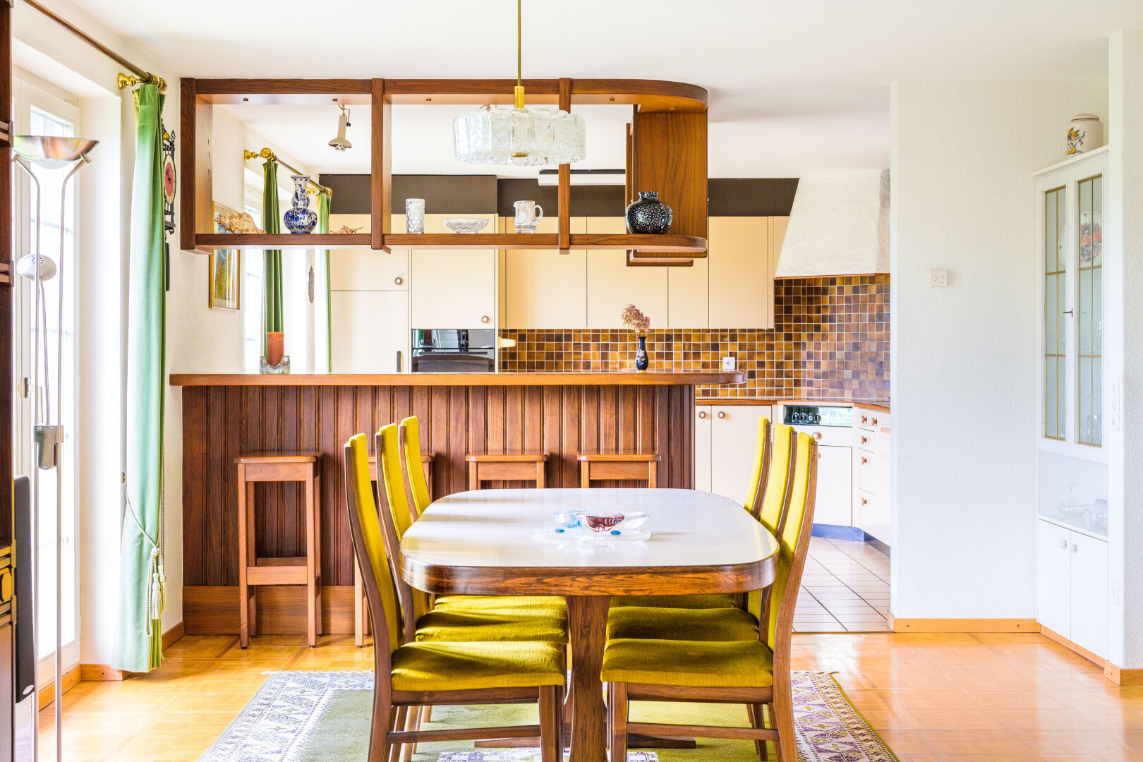esszimmer mit inside property, küchenrückwand beim Herd, gipskartonwand, drywall, und holzfußboden