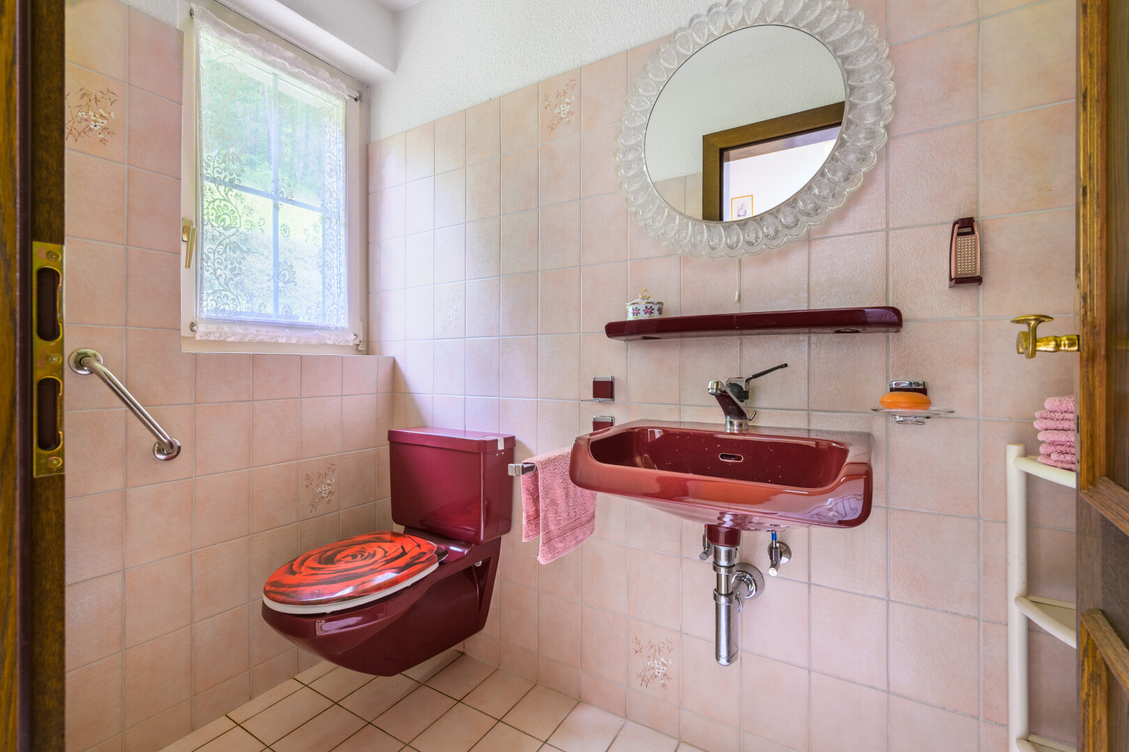 bad mit fliesenwand, tile wall, spiegel, inside property, und natürliches licht