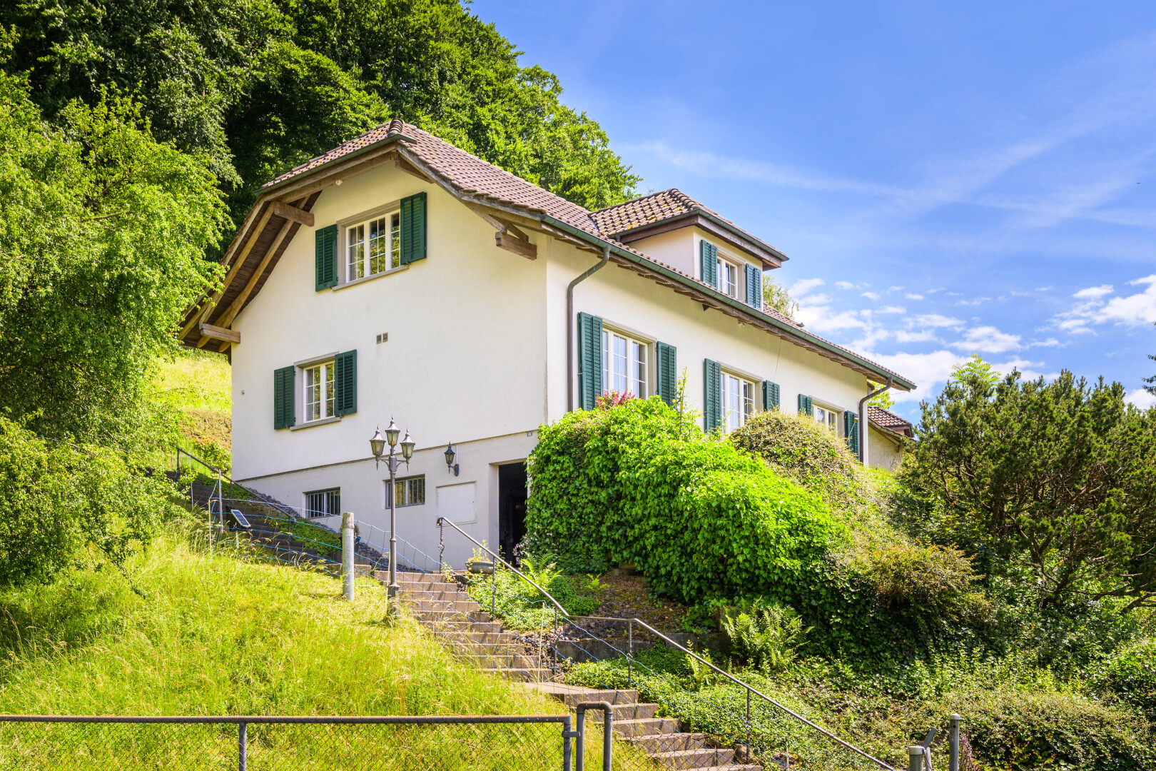 außenansicht mit stuckverkleidung, property visible, treppen, zaun, und day time